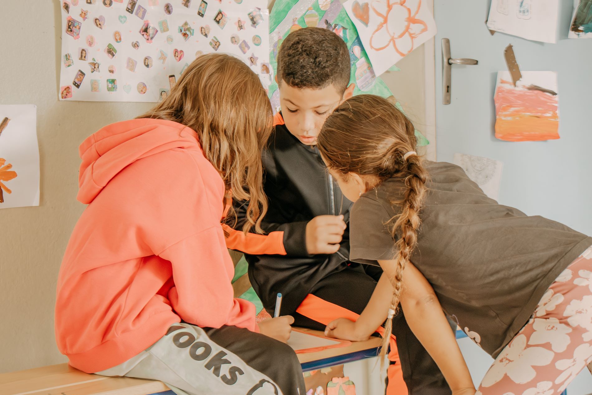Enfant jouant au jeu éducatif - Synergie Family