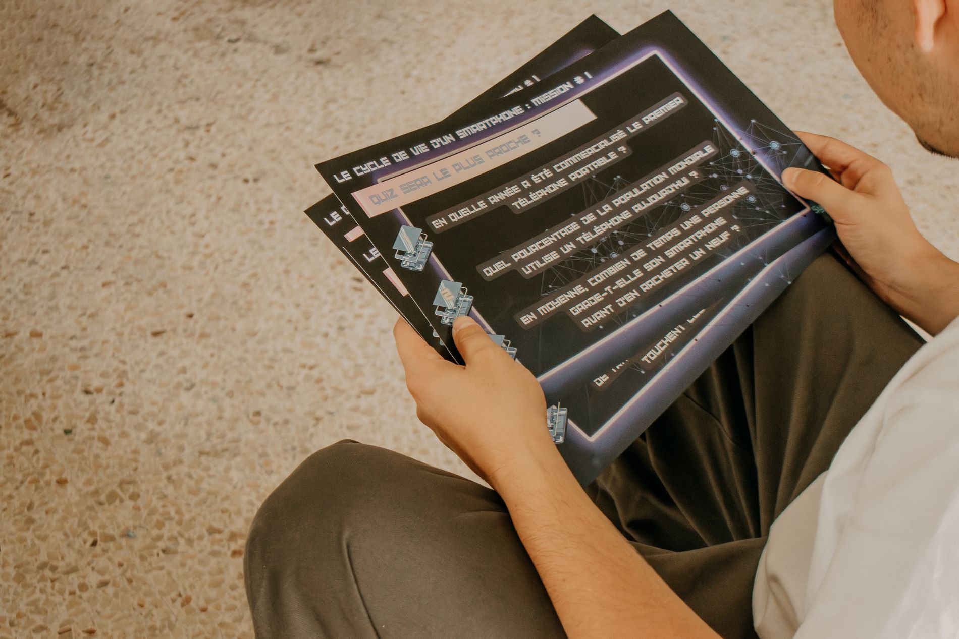 Carte de jeu éducatif - cycle de vie d'un smartphone