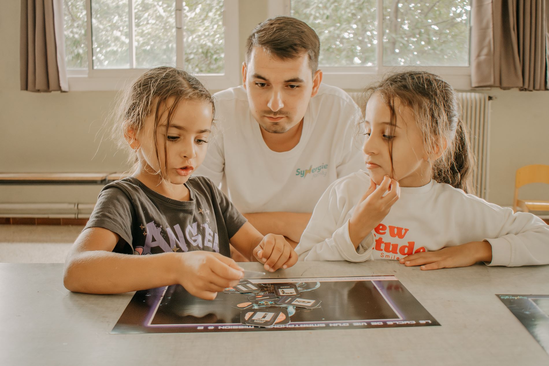 animateur et enfants jouant au jeu éducatif